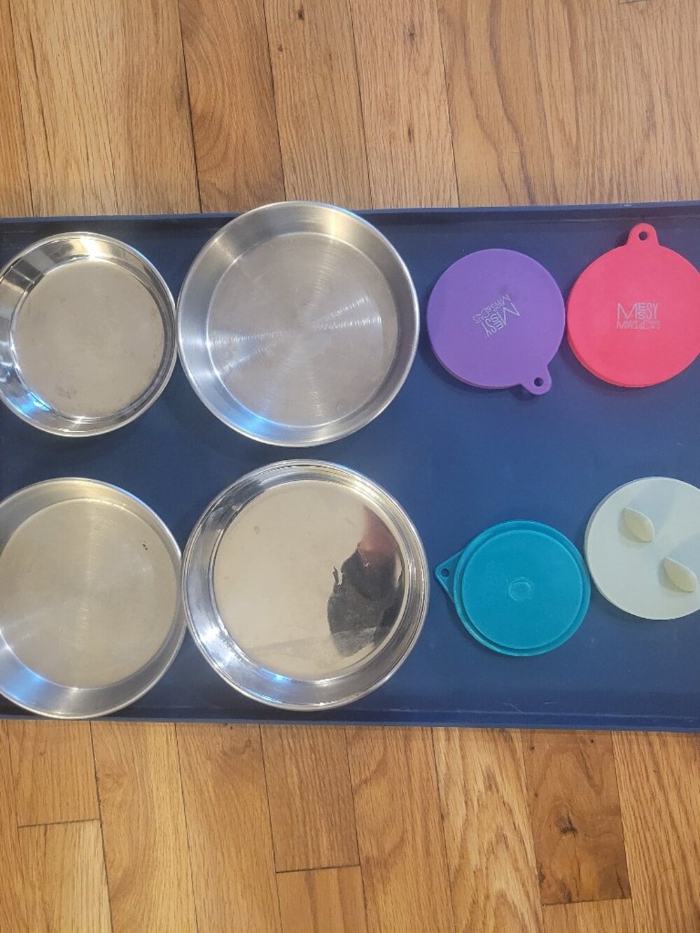 Feeding station for cat. Plastic mat with 4 small bowls and cat food covers